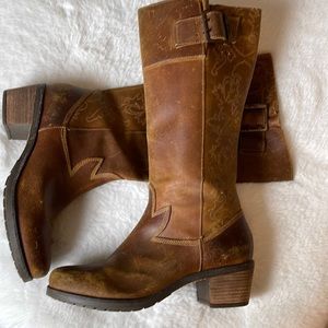 OluKai Emalani Boots Size 9.5